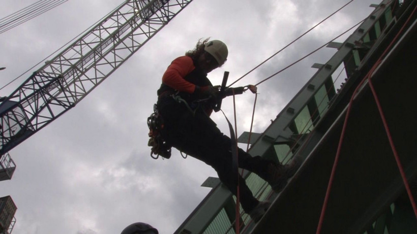 350 metre yüksekte çalışıyorlar! Merkez Bankası'nın kulesini dağcılar kuruyor! - Resim: 1