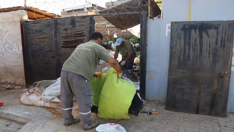 Vatandaşlar daha fazla dayanamayınca ihbar etti! Ekipleri şoke eden evden 8 saatte 7 kamyon çöp çıktı - Resim: 1