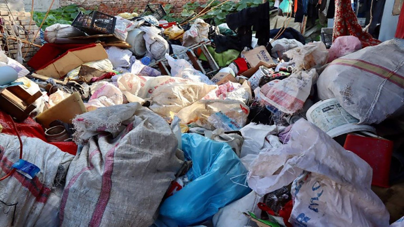 Vatandaşlar daha fazla dayanamayınca ihbar etti! Ekipleri şoke eden evden 8 saatte 7 kamyon çöp çıktı - Resim: 2