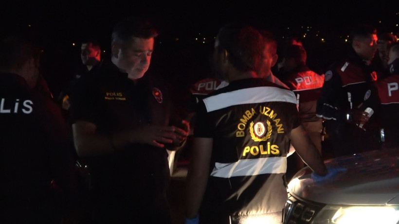 Dinamit yüklü kamyonet devrildi yol 7 saat kapalı kaldı! Bomba imha uzmanları tek tek topladı - Resim: 2