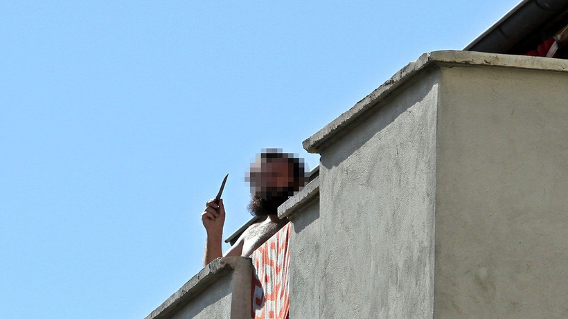 Boğazına bıçak dayayıp annesini rehin aldı! Vurularak etkisiz hale getirilen zanlı hayatını kaybetti - Resim: 1