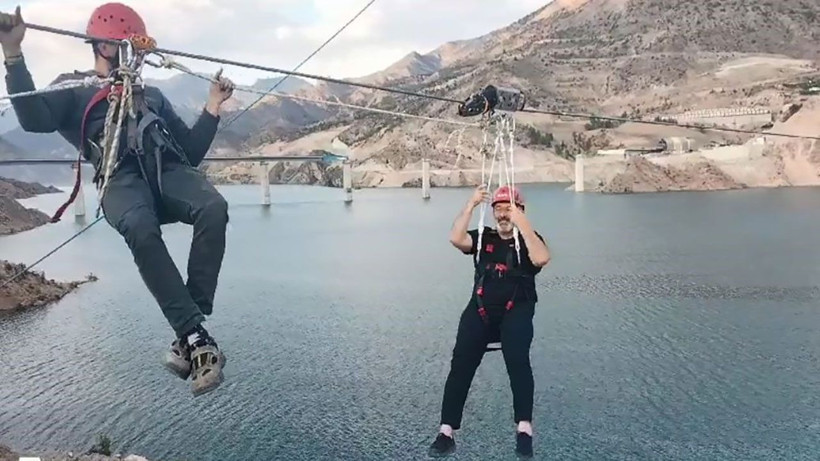 Artvin'de Belediye Başkanı Zipline yaparken barajın üzerinde mahsur kaldı! Belediye Başkanını vatandaşlar kurtardı - Resim: 2