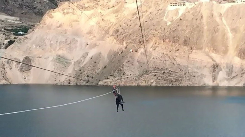 Artvin'de Belediye Başkanı Zipline yaparken barajın üzerinde mahsur kaldı! Belediye Başkanını vatandaşlar kurtardı - Resim: 3