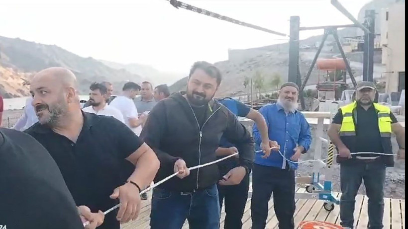 Artvin'de Belediye Başkanı Zipline yaparken barajın üzerinde mahsur kaldı! Belediye Başkanını vatandaşlar kurtardı - Resim: 1