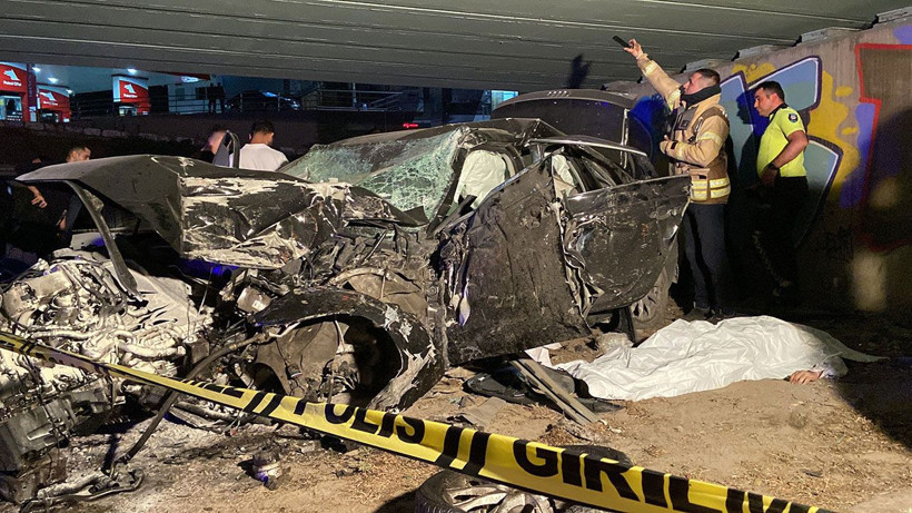 İstanbul'da feci kaza! Tramvay duvarına çarpan araçta 4 işi öldü araçtan silah fışkırdı - Resim: 4