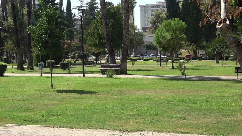 Adana'ya kış gelmiyor! Termometreler 38 dereceyi gösterince park ve caddeler boş kaldı - Resim: 1