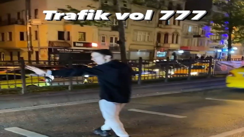 Futbolcudan trafikte şoke eden trafik uygulası! Araçların içini kontrol edip kameraya çekti - Resim: 1