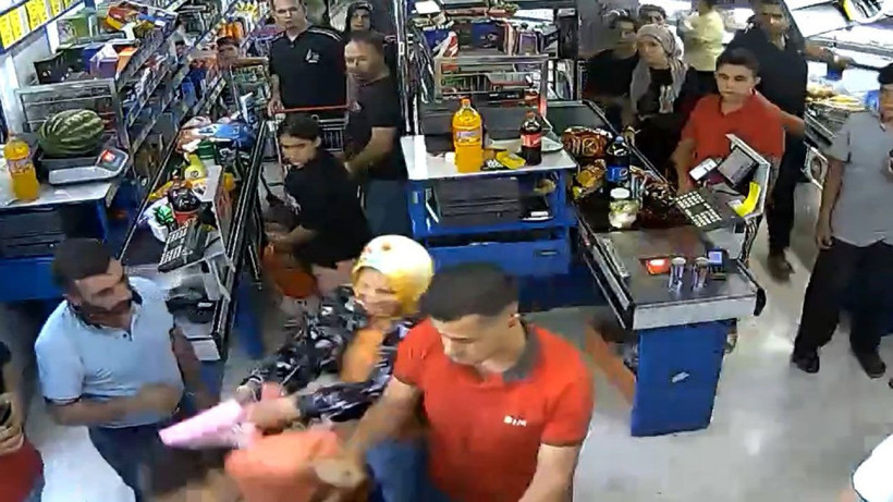 İki kız çocuğuna markette korkunç saldırı! Ağabeylerinin eski eşinin yakınları tarafından öldüresiyle dövüldüler - Resim: 1