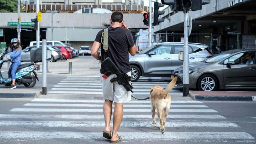 Şu hale bakın! İsrail'de halk silahlanıyor - Resim: 1
