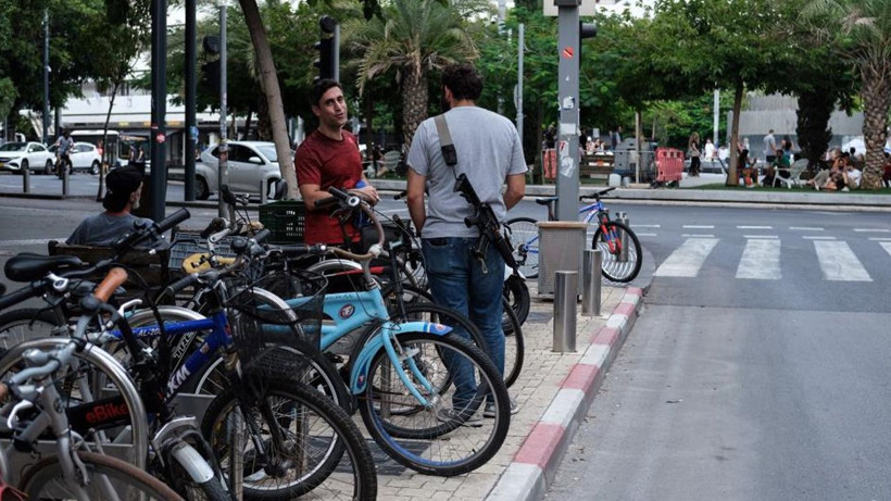 Şu hale bakın! İsrail'de halk silahlanıyor - Resim: 3