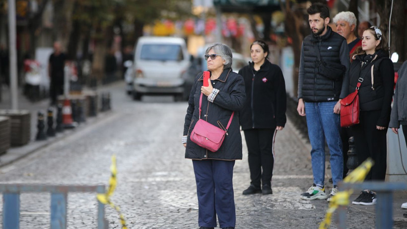 10 Kasım 09.05'te tüm Türkiye'de hayat durdu! Atatürk için 1 dakikalık saygı duruşu... - Resim: 2