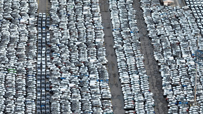 Satılmayı bekleyen binlerce ithal sıfır araba dron ile görüntülendi - Resim: 3