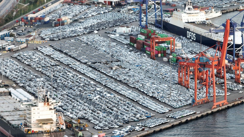 Satılmayı bekleyen binlerce ithal sıfır araba dron ile görüntülendi - Resim: 4