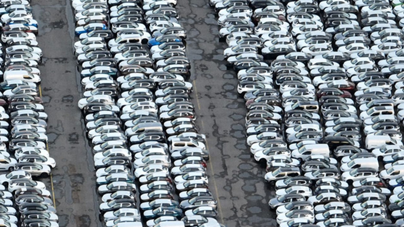 Satılmayı bekleyen binlerce ithal sıfır araba dron ile görüntülendi - Resim: 2