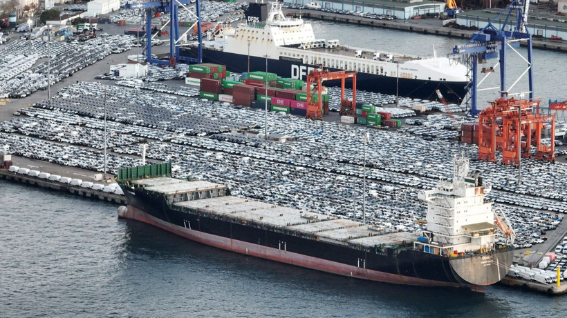 Satılmayı bekleyen binlerce ithal sıfır araba dron ile görüntülendi - Resim: 1