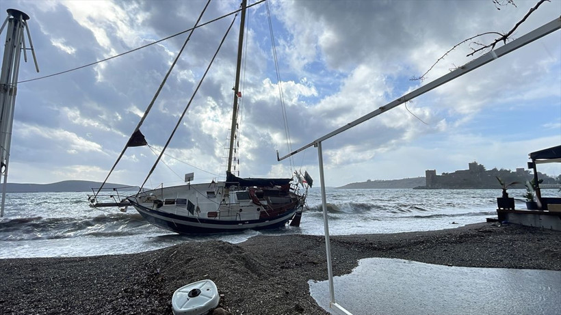 Beklenenden de kötü geldi! Tekneleri batırdı, çatıları uçurdu, ağaçları devirdi! Türkiye fırtınaya esir oldu - Resim: 1