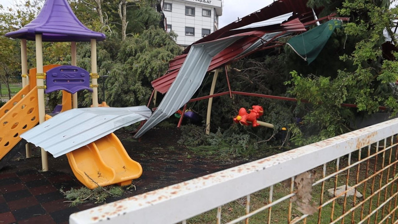 Beklenenden de kötü geldi! Tekneleri batırdı, çatıları uçurdu, ağaçları devirdi! Türkiye fırtınaya esir oldu - Resim: 3