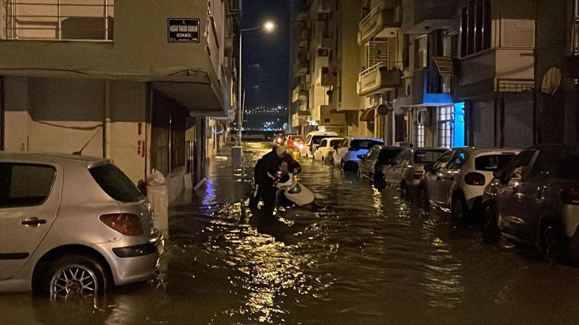 İzmir'de deniz taştı, cadde ve arka sokaklar su altında kaldı gün ağardı hasar ortaya çıktı - Resim: 1