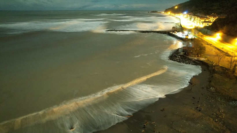 Okullar bir gün tatil edildi, Karadeniz sahillerini dev dağalar vurdu, gemi karaya oturdu - Resim: 1