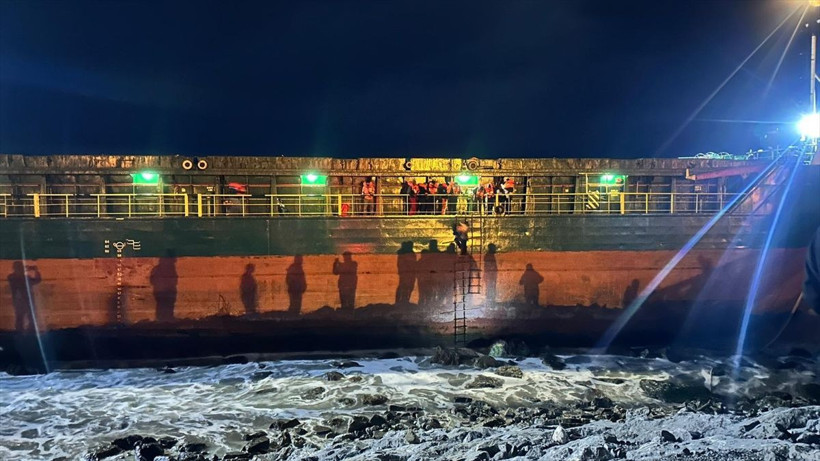 Okullar bir gün tatil edildi, Karadeniz sahillerini dev dağalar vurdu, gemi karaya oturdu - Resim: 2