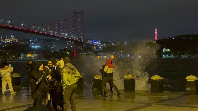 Valilik İstanbul'da fırtınanın bilançosunu açıkladı: 1 ölü, 4 yaralı! En çok yağış hangi ilçeye düştü? - Resim: 3