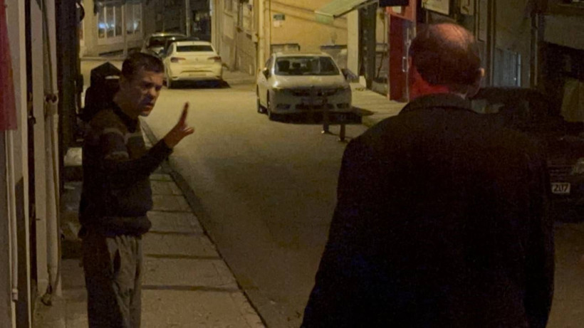 Bir garip olay! Sokak ortasında bıçağı boğazına dayadı: Bana Hülya'yı getirin - Resim: 1