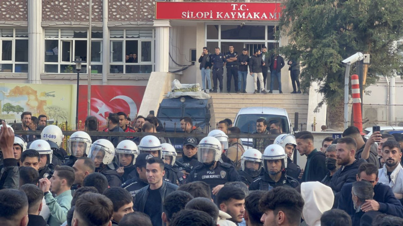 Kaymakamlığın önünde Kur'anı Kerim'i yırtıp küfretti! Linçten polis kurtardı, ilçe ayağa kalktı - Resim: 2