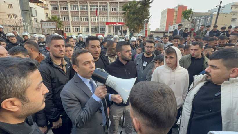 Kaymakamlığın önünde Kur'anı Kerim'i yırtıp küfretti! Linçten polis kurtardı, ilçe ayağa kalktı - Resim: 4