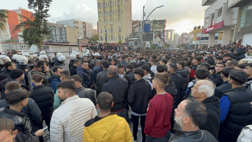 Kaymakamlığın önünde Kur'anı Kerim'i yırtıp küfretti! Linçten polis kurtardı, ilçe ayağa kalktı - Resim: 3