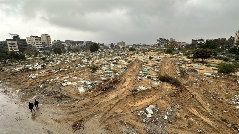 Gazze'de ne ölüye ne diriye rahat yok! İsrail ordusu, cesetleri mezarlardan çıkardı - Resim: 1