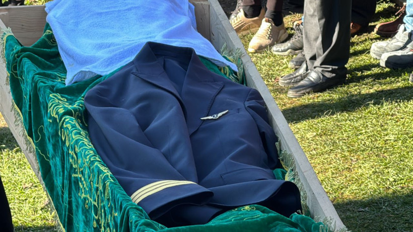 THY pilotu son yolcuğuna uğurlandı! Tabutunun üzerine üniformasını koydular - Resim: 3