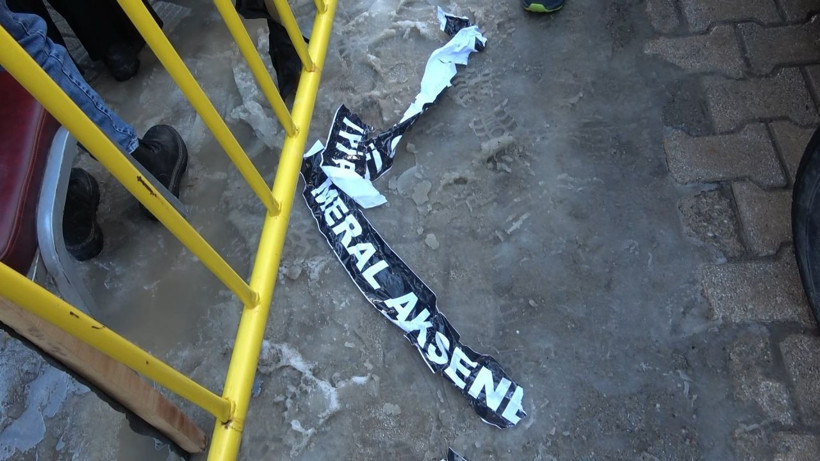 Şehit cenazesine gönderilen CHP ve İYİ Parti çelenkleri parçalandı - Resim: 1