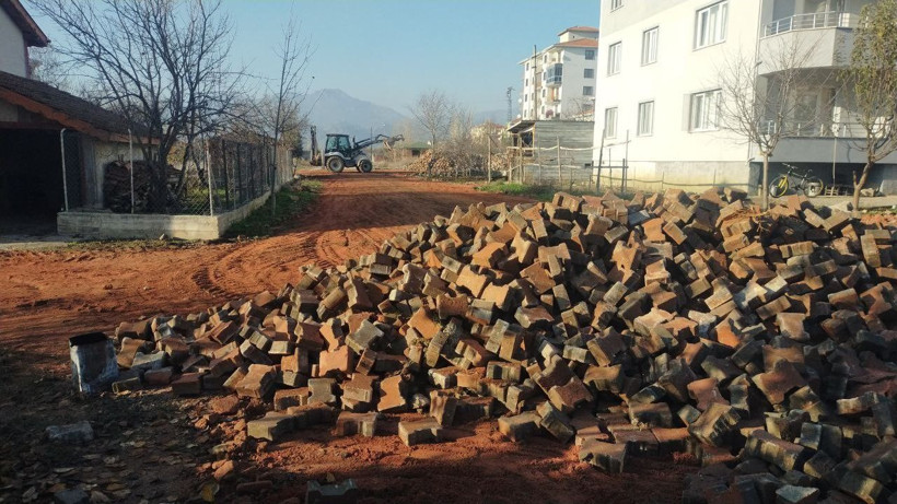 Çorum'da yüklenici firma parasını alamayınca sokaklara döşediği kaldırım taşlarını kepçe ile söktü - Resim: 4