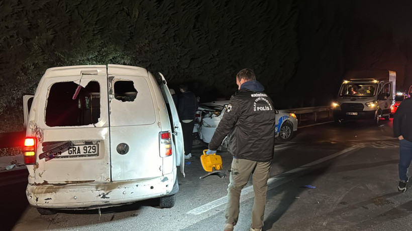 Göçmen kaçakçıları kaçmak için polis araçlarına çarptı! 4'ü polis 18 kişi yaralandı - Resim: 2