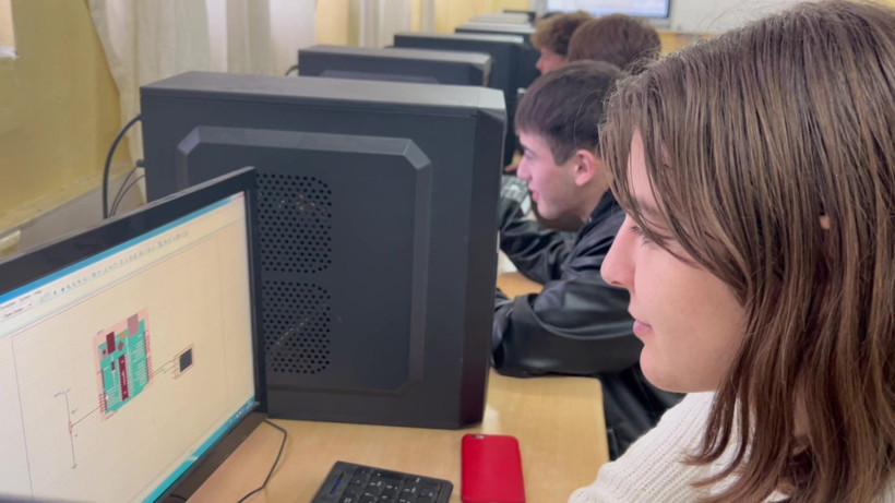 Okulun tek kız öğrencisi: "Kadınların her şeyi yapabileceğini gösteriyoruz" - Resim: 4