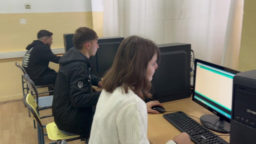 Okulun tek kız öğrencisi: "Kadınların her şeyi yapabileceğini gösteriyoruz" - Resim: 3