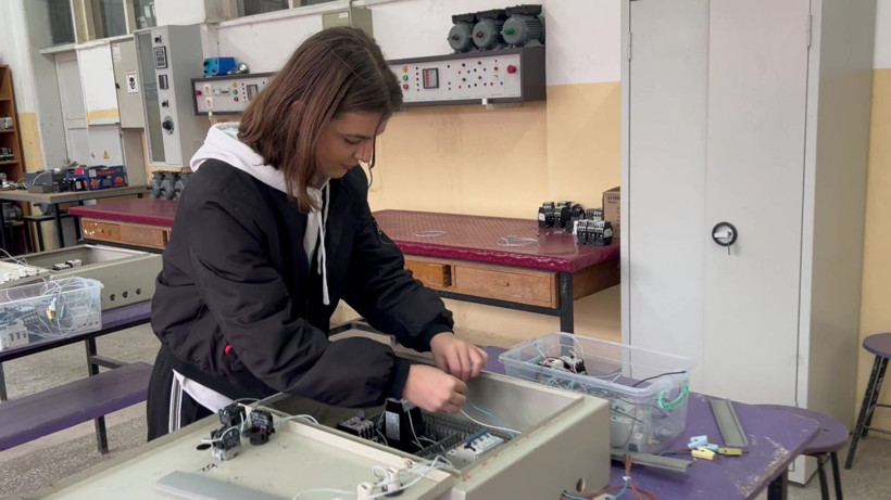 Okulun tek kız öğrencisi: "Kadınların her şeyi yapabileceğini gösteriyoruz" - Resim: 2