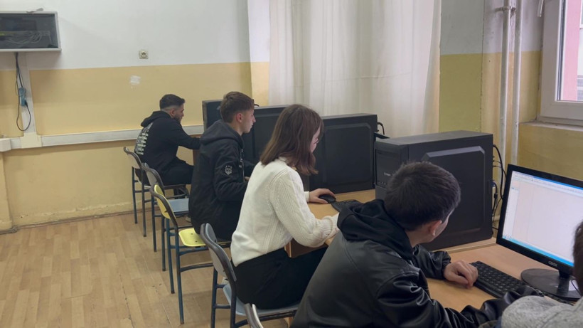 Okulun tek kız öğrencisi: "Kadınların her şeyi yapabileceğini gösteriyoruz" - Resim: 1