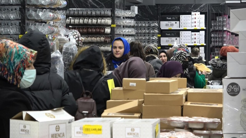 Ucuz tencere, tabak çılgınlığı... Birbirlerini ezip, çocuklarını kaybettiler - Resim: 4