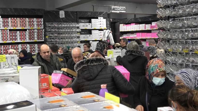 Ucuz tencere, tabak çılgınlığı... Birbirlerini ezip, çocuklarını kaybettiler - Resim: 3