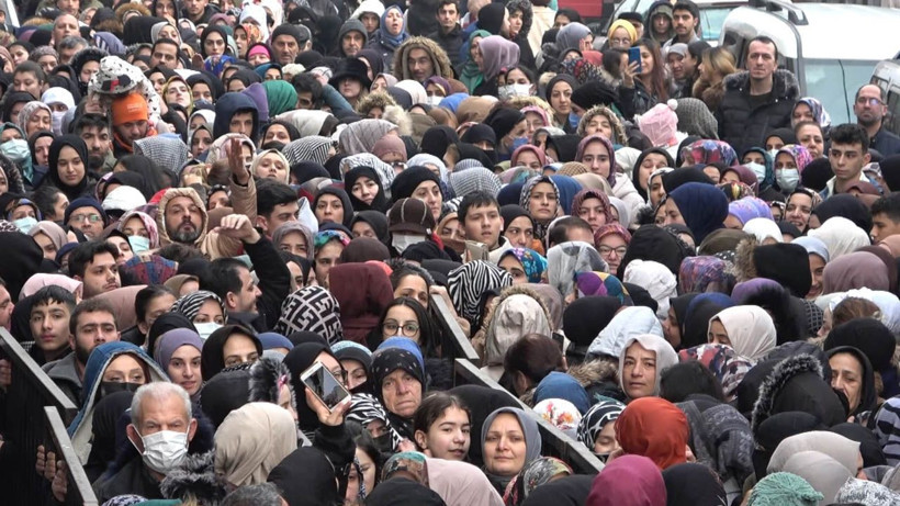 Ucuz tencere, tabak çılgınlığı... Birbirlerini ezip, çocuklarını kaybettiler - Resim: 1