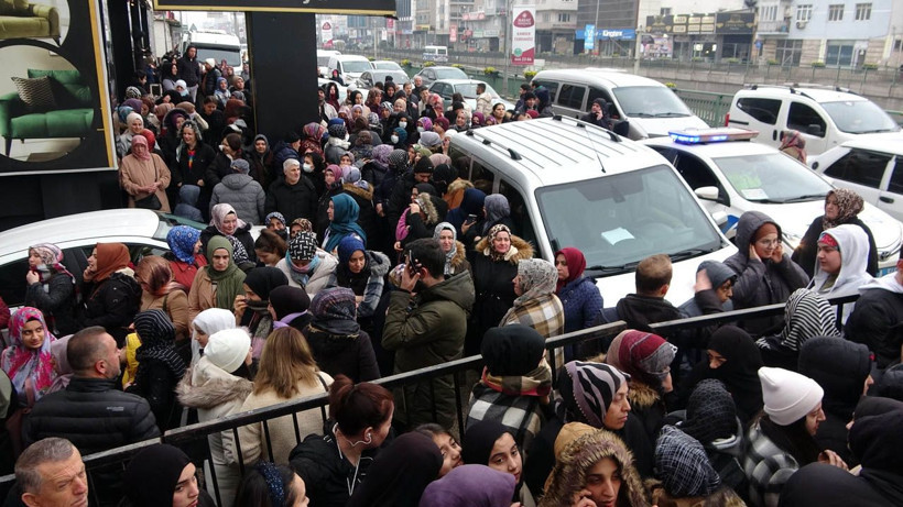 Ucuz tencere, tabak çılgınlığı... Birbirlerini ezip, çocuklarını kaybettiler - Resim: 2