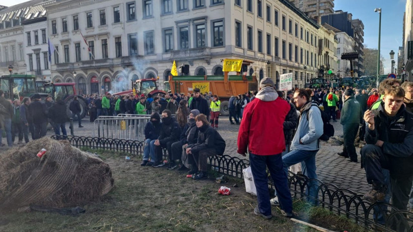Avrupa Parlamentosu’nun önü savaş alanına döndü! - Resim: 2