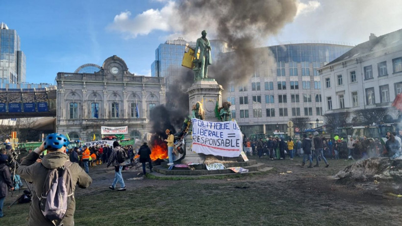 Avrupa Parlamentosu’nun önü savaş alanına döndü! - Resim: 3