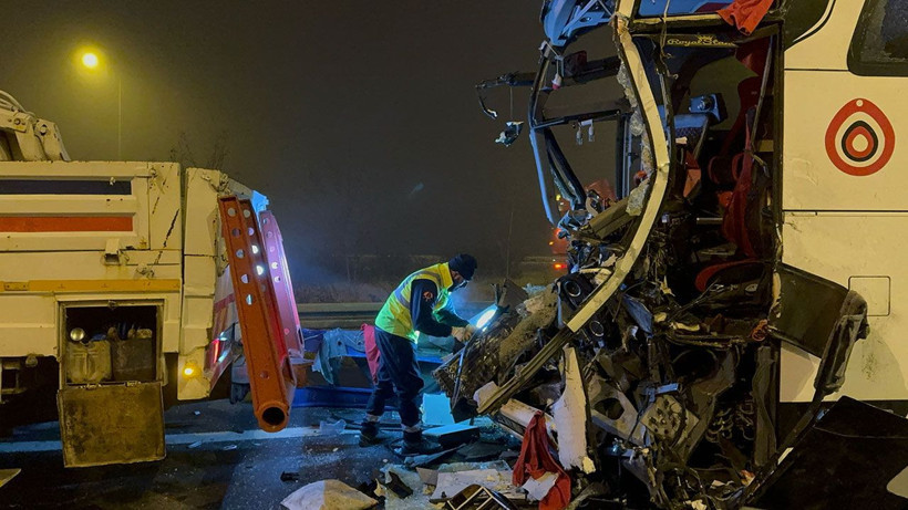 İstanbul'da yolcu otobüsü TIR'la çarpıştı! Ortalık kıyamet yerine döndü! Çok sayıda yaralı var... - Resim: 1