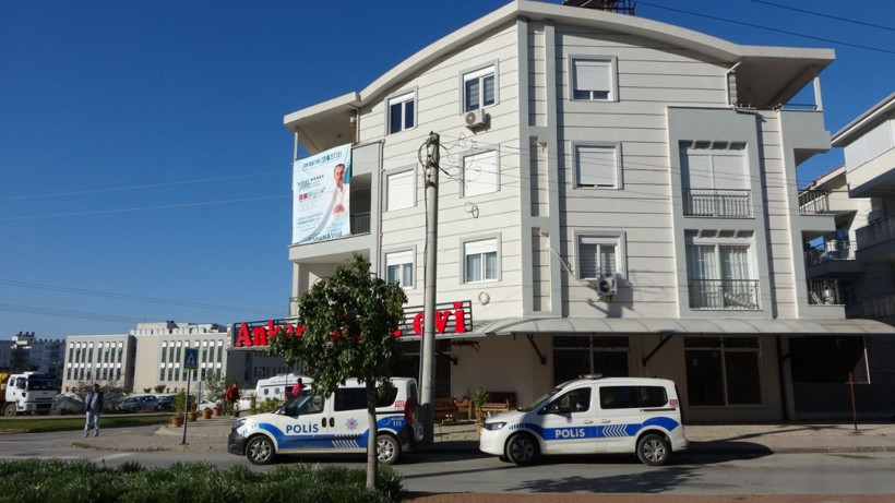 2 yıl önce ayrıldığı 2 çocuk annesi eşini, tabanca ile vurarak öldürdü - Resim: 1