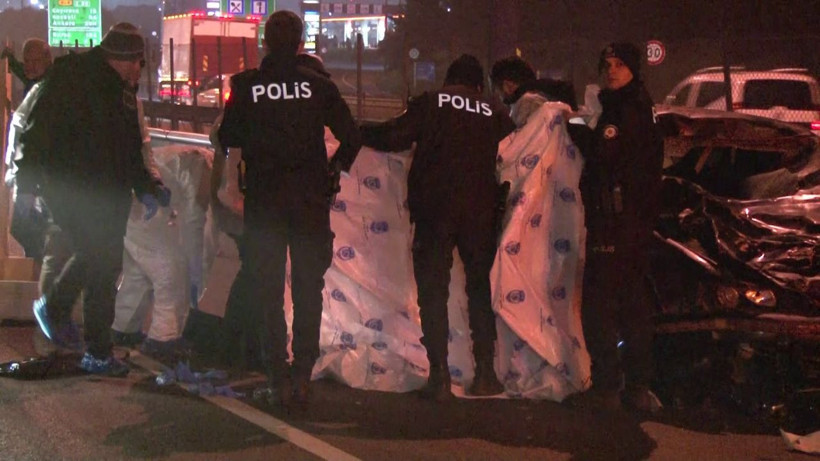 İstanbul'da feci kaza! Otoyolda karşıdan karşıya geçmeye çalışan 4'ü aynı aileden 5 kişi öldü - Resim: 4