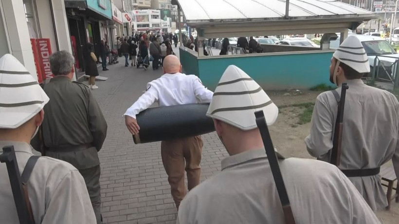 Seyit Onbaşı sırtındaki top mermisi ile metroya bindi metroda yolcuların tepkisi böyle oldu - Resim: 1