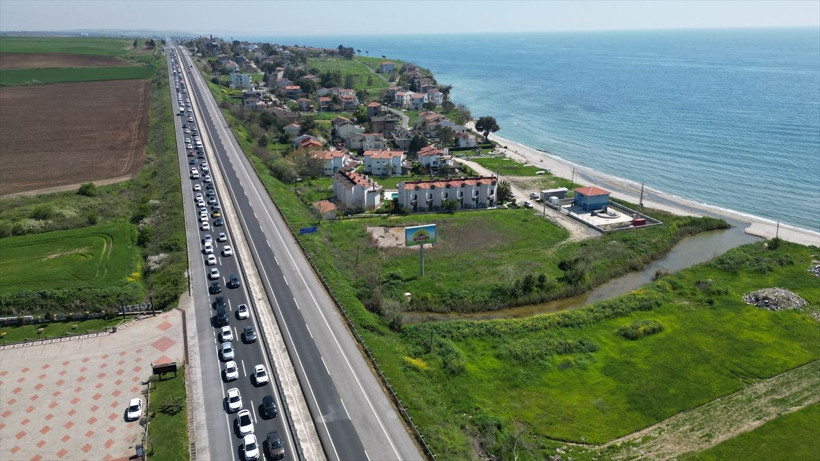 Bayram tatili nedeniyle herkes yollara düştü! Trafik durdu, yola çıkacaklar dikkat - Resim: 3