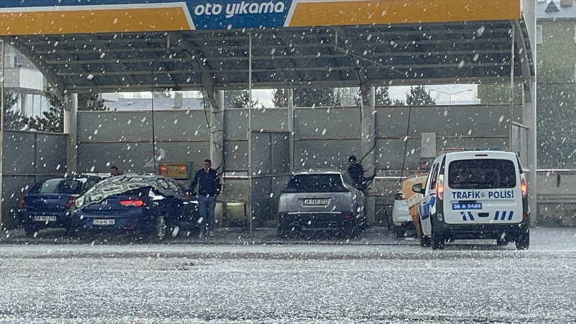 Kars'ta ceviz büyüklüğünde dolu yağdı, vatandaşlar zor anlar yaşadı - Resim: 1